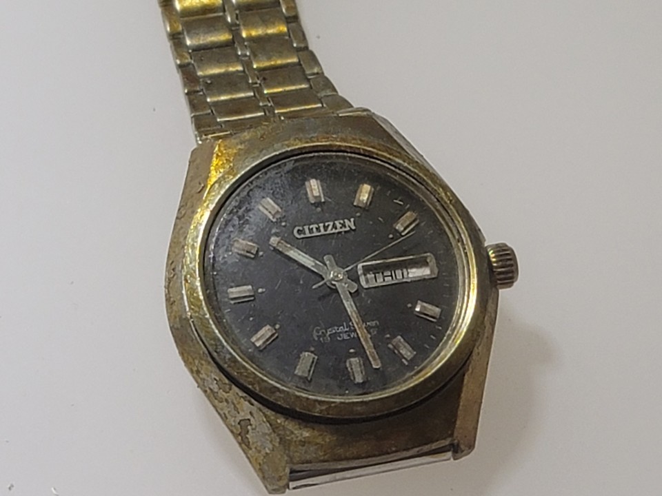 망월동에 실려온 5·18 희생자 손목에 있던, 당시 날짜에 멈춰진 시계. (사진: 필자 제공) <br>