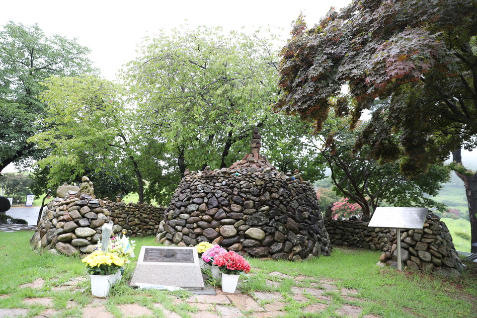 망월동 구묘역에 조성된 ‘故 위르겐 힌츠페터 기념정원’. (사진: 5·18기념재단 제공)<br>