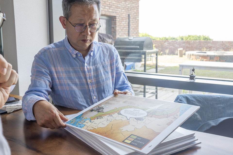 평화교육 자료를 직접 만들어 접경지역 탐방에 활용한다. ⓒ복음과상황 정민호