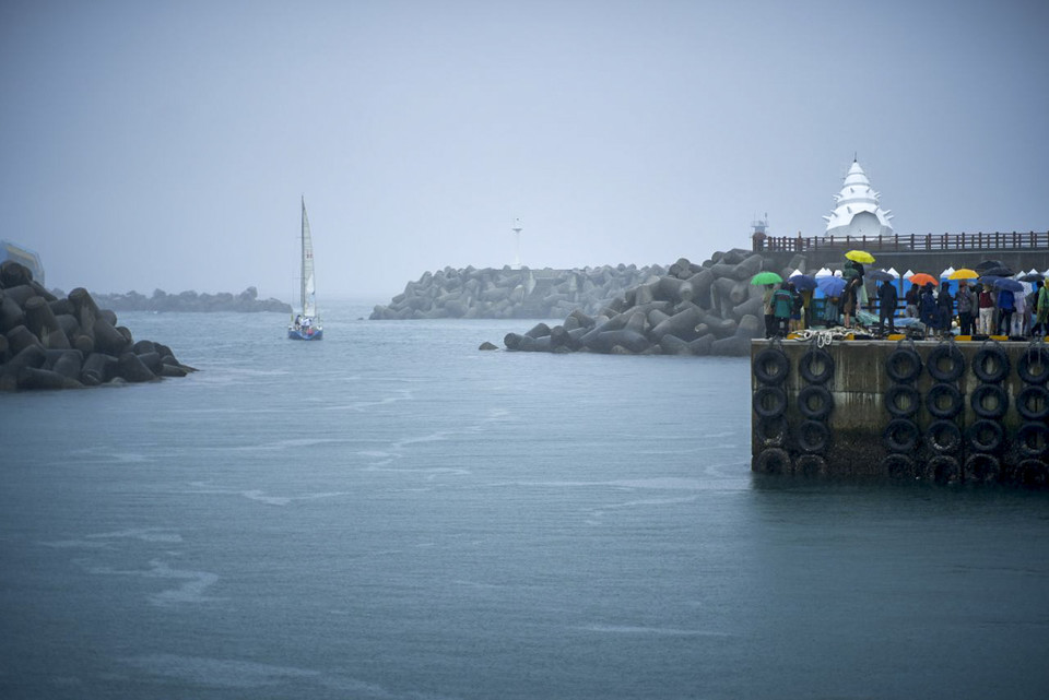 출항하는 날 비를 맞으며 환송하는 강정활동가들과 시민들. (이하 사진: 필자 제공)