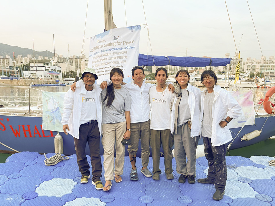 출국에 앞서 부산 수영만에 모인 크루들.<br>