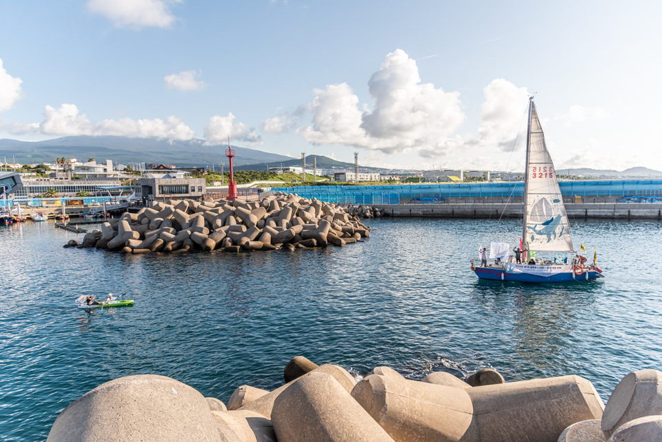 ‘요나스 웨일’호가 카약팀의 환영을 받으며 강정항으로 입항함.<br>