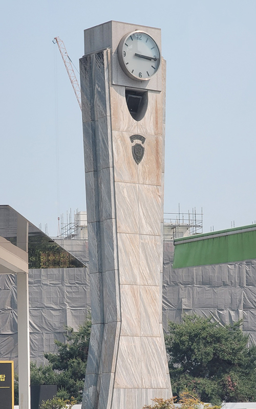 전남도청 앞 시계탑. 뒤편에는 보수공사 중인 옛 도청이 보인다.