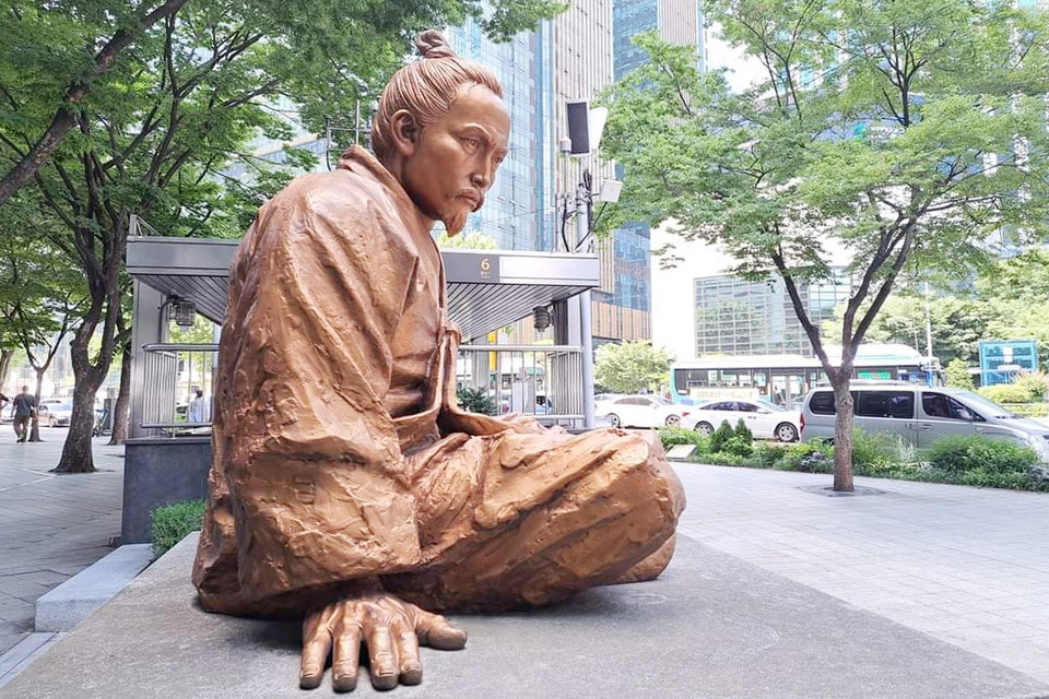 종로 종각역 근처에 있는 전봉준 동상. 전봉준은 일본군들에게 체포될 때 다리가 바수어졌다. 두 다리로 한 걸음도 걸을 수 없지만 쏘아보는 눈빛이 멀다. (사진: 신한열 제공)