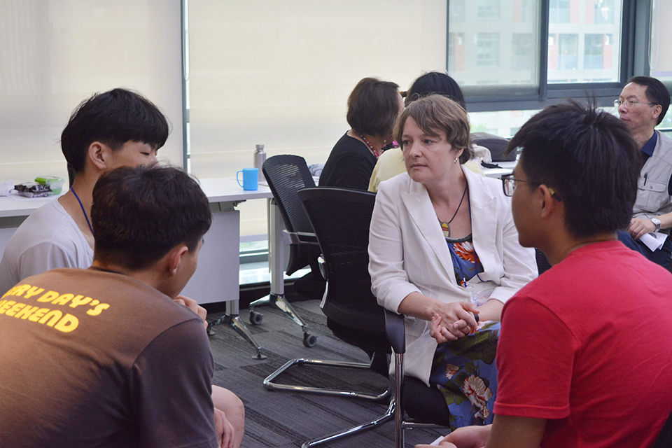 2019년 동북아평화교육훈련(NARPI) 과정에서 평화의 영어교실을 진행 중인 권세리 코치