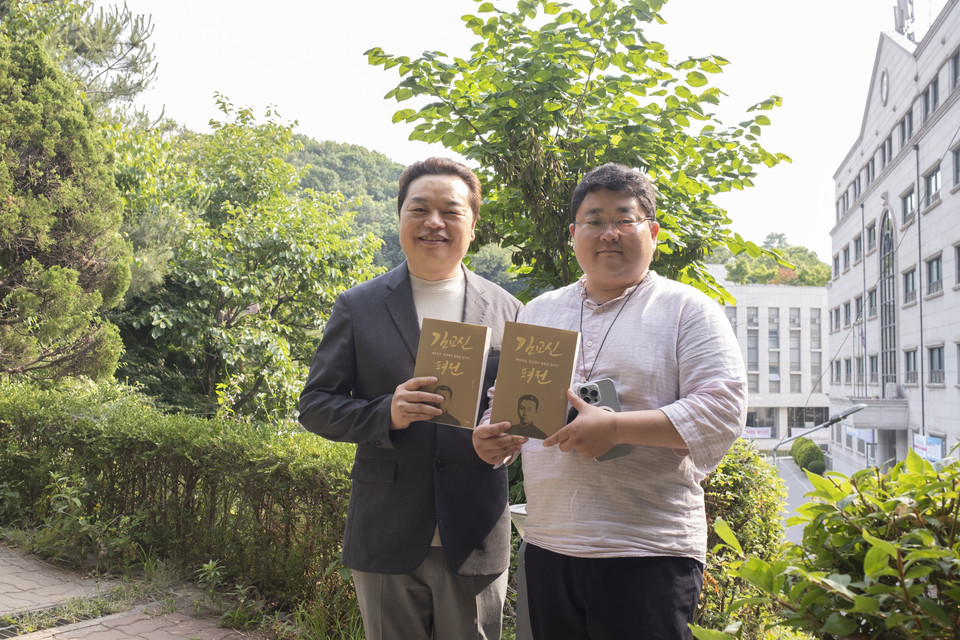 전인수 교수와 ‘서로북스’ 민대홍 대표. ⓒ복음과상황 정민호<br>