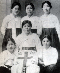 이화 전도대. 앞줄 가운데 사람이 김활란이다.