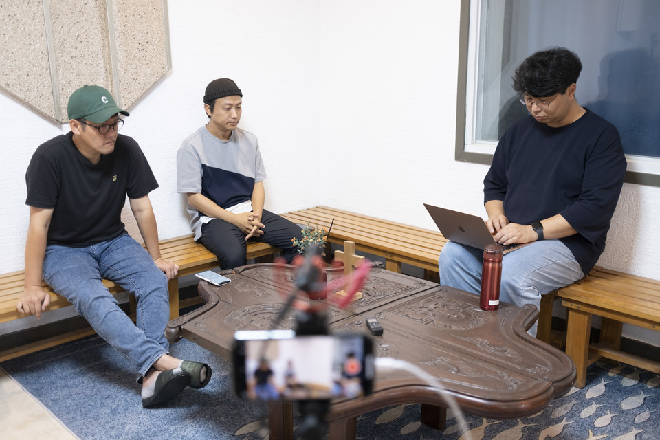 이날 인터뷰는 성서한국 유튜브 채널에서 라이브로 중계되었다. 카메라 앞에 모여 앉은 세 사람 (왼쪽부터 문형욱·김영준 공동대표, 인터뷰를 진행한 송지훈 성서한국 사무국장). ⓒ복음과상황 정민호