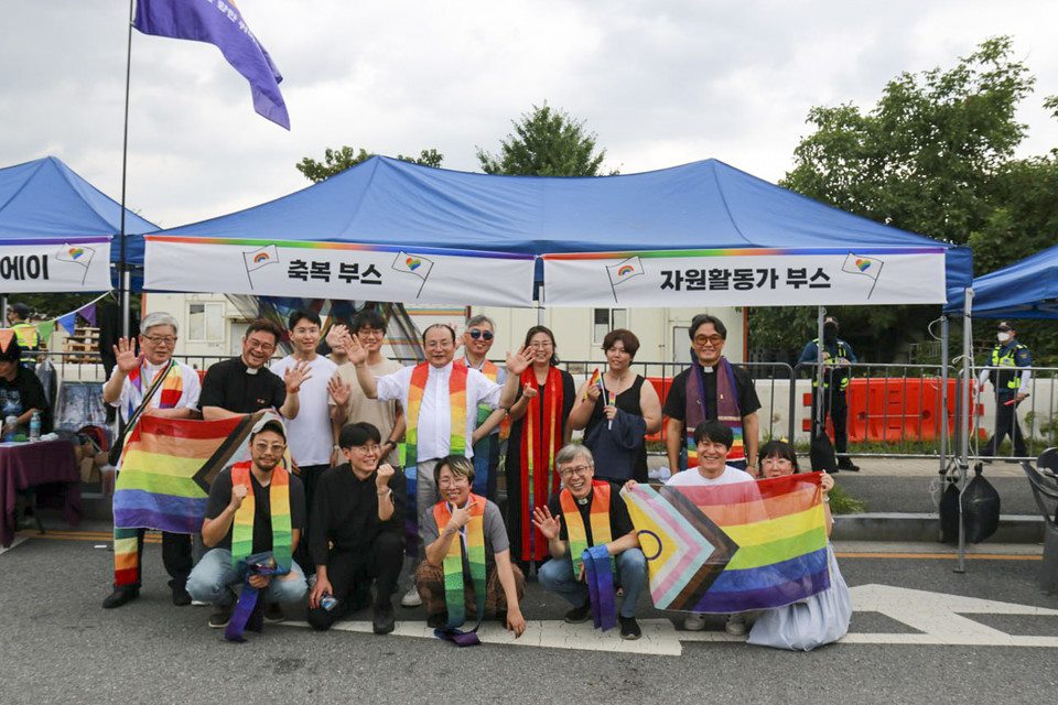 7월 6일, 대전에서 처음으로 퀴어문화축제가 열렸다. ‘축복 부스’ 앞에 모인 성서대전 회원들과 참가자들. (이하 사진: 필자 제공)