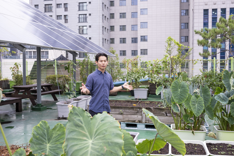교회 건물 옥상에는 교인들이 함께 가꾸는 정원이 있다. 오이, 호박, 수세미, 파, 상추, 고추, 방울토마토 등 다양한 채소가 자란다. 김요한 목사는 매일 아침 옥상 화분에 물을 준다. 옥상에는 두 개의 10kW 태양광 패널이 설치되어 있었다. ⓒ복음과상황 정민호<br>