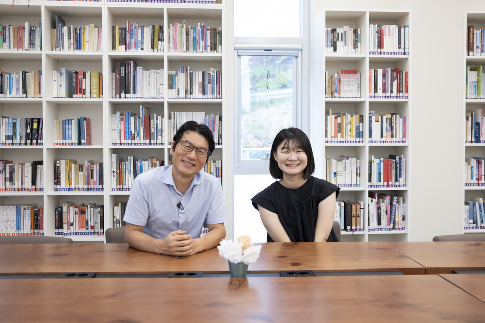 이상한 교장(왼쪽)과 이승은 씨. Ⓒ복음과상황 정민호<br>