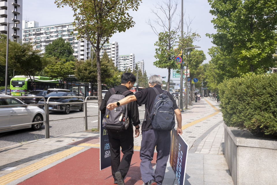 송기훈 목사는 이날 인터뷰를 마친 후, 정금석 씨와 함께 쿠팡 본사에서 진행된 1인 시위에 참여했다. 이날 시위는 최고 기온 33도의 무더운 날씨 속에서 진행되었다. ⓒ복음과상황 정민호
