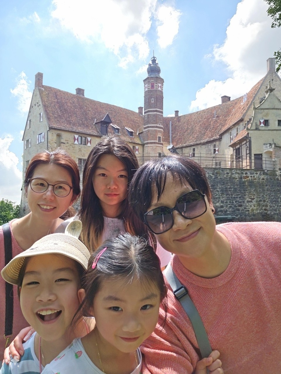 마음만 먹으면 갈 수 있는 집 근처 산책길에서 가족들과. (이하 사진: 인터뷰이 제공)<br>