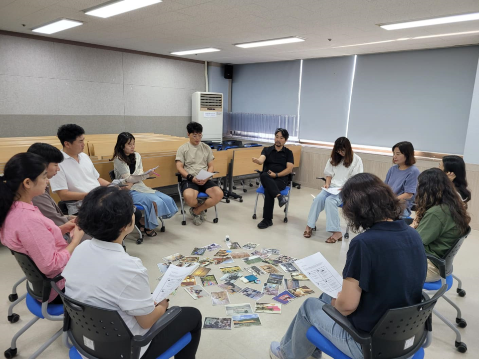 조율컬렉티브에서 진행한 서클 대화. 국내의 평화교육 단체(한국평화교육훈련원, 에듀피스, 비폭력평화물결 등)에서도 서클 대화를 교육하고 있다. 방법론의 차이는 다소 있지만, 평등한 대화를 통해 갈등을 해소하고 평화적인 공동체를 추구하는 목적은 같다. (사진: 필자 제공)