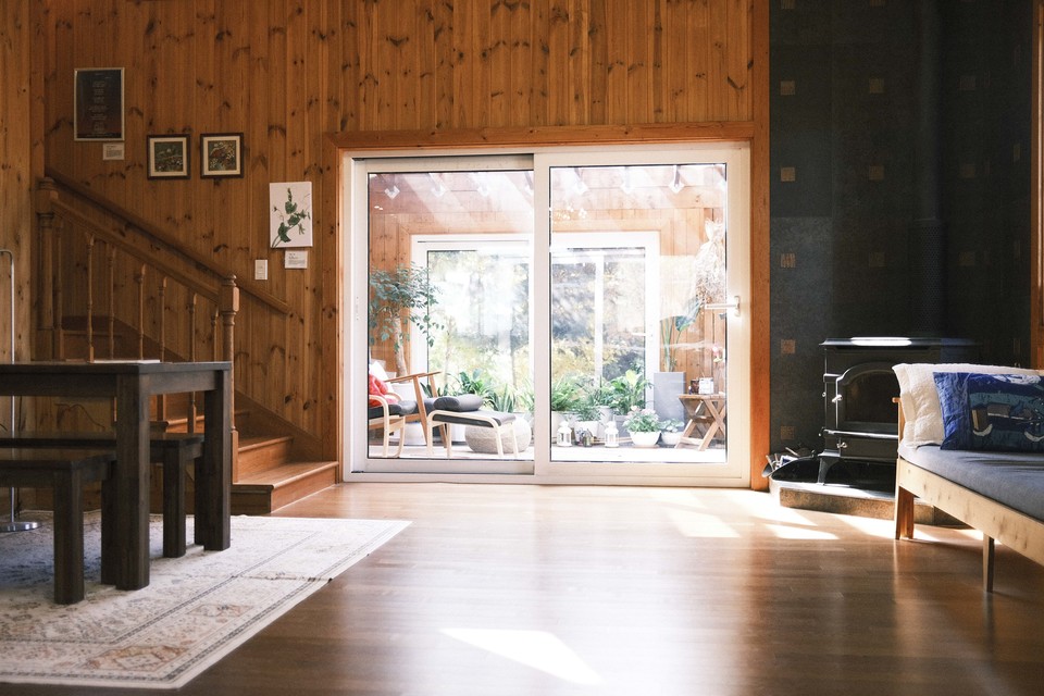 아둘람의 집은 ‘환대의 계단’을 기준으로 두 가지 공간으로 나뉜다. 위쪽에 있는 2층짜리 목조 주택은 ‘환대의 공간’(사진 위·아래: 외관과 내부 모습)이고, 아래쪽에 있는 채플실은 ‘독대의 공간’이다. ⓒ복음과상황 정민호