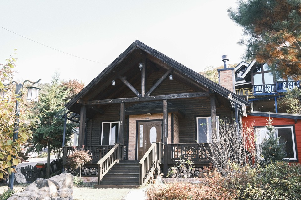 ▶ 아둘람의 집은 ‘환대의 계단’을 기준으로 두 가지 공간으로 나뉜다. 위쪽에 있는 2층짜리 목조 주택은 ‘환대의 공간’(사 진 위·아래: 외관과 내부 모습)이고, 아래쪽에 있는 채플실은 ‘독대의 공간’이다. ⓒ복음과상황 정민호<br>