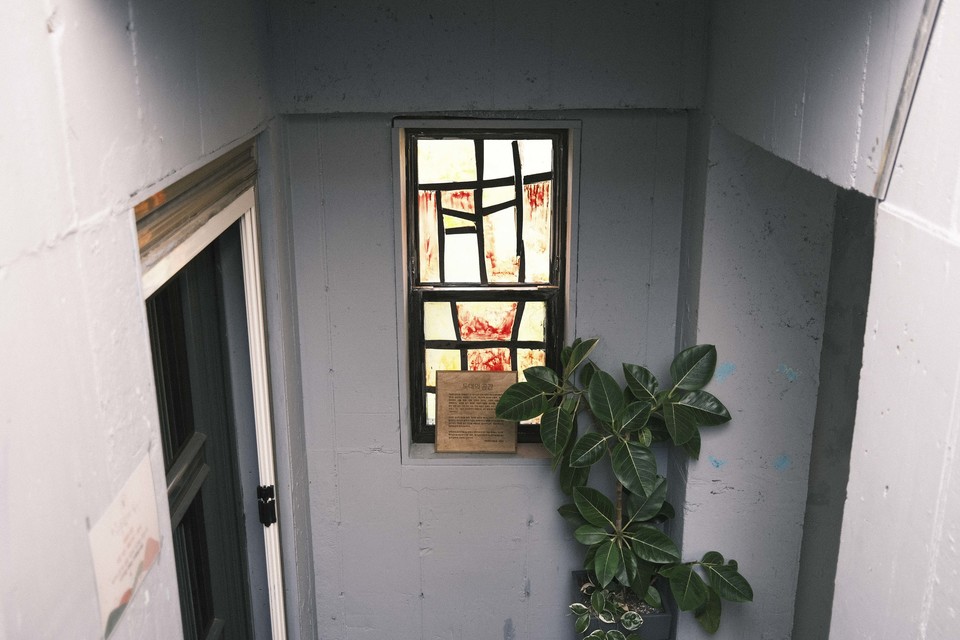 환대의 계단을 통해 내려가면 나오는 공간으로, ‘환대의 창’이 보인다. 왼쪽 문을 열고 들어가면 독대의 공간이 나오고, 오른쪽으로 돌아 아래로 나가면 자연 산책로로 이어진다. ⓒ복음과상황 정민호