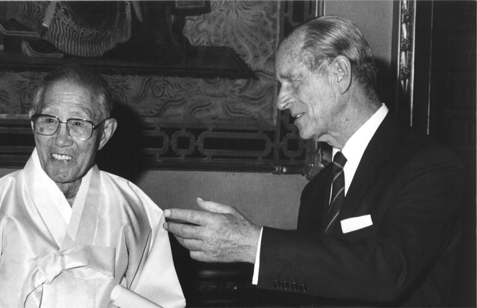 1992년 영국 런던 버킹엄궁전에서 열린 템플턴상 시상식에 참석한 한경직 목사와 필립공(에든버러 공작)