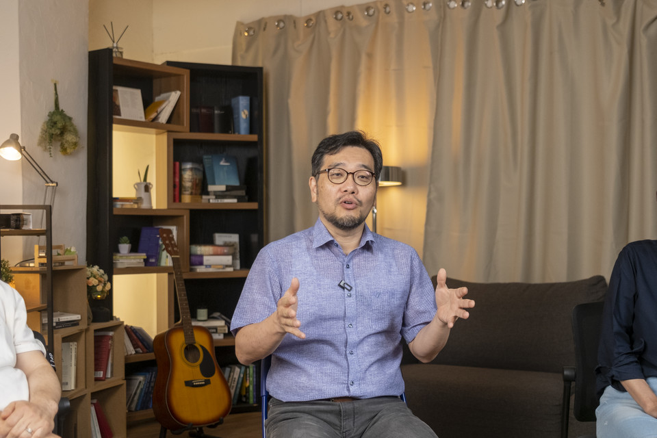 본지 2023년 7월호 인터뷰 사진. 전성민 원장은 캐나다 밴쿠버 리젠트 칼리지에서 성서 언어(M.C.S.)와 구약학(Th.M.)을 공부했으며, 영국 옥스퍼드 대학교에서 ‘구약 내러티브의 윤리적 읽기’ 연구로 박사학위(D.Phil.)를 받았다. VIEW 원장으로 지내면서 세계관 및 구약학을 가르치고 있다. ⓒ복음과상황 정민호