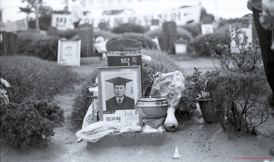 5·18광주민주화운동 희생자 박관현 열사의 영정 사진과 묘. 1989년 5월 11일 촬영. (사진: 김태현 제공)