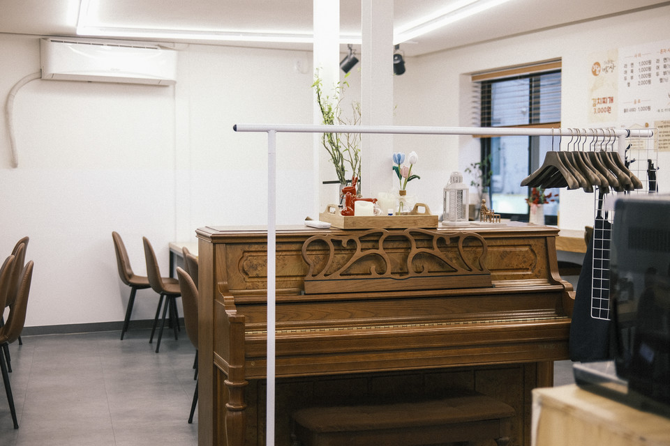 따뜻한밥상 숭실대점에 가면 보이는 피아노. 주일에는 교회가 예배할 때 사용한다. ⓒ복음과상황 정민호