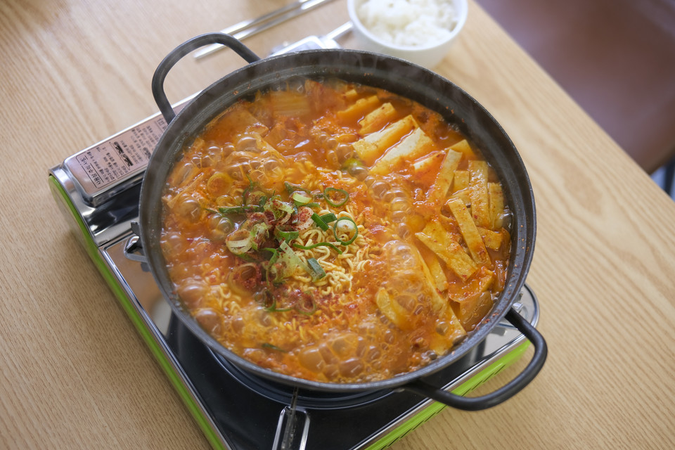 어묵, 라면, 두부, 햄 사리가 추가된 김치찌개. 기본 김치찌개에 토핑을 자유롭게 추가해서 주문할 수 있다. ⓒ복음과상황 정민호