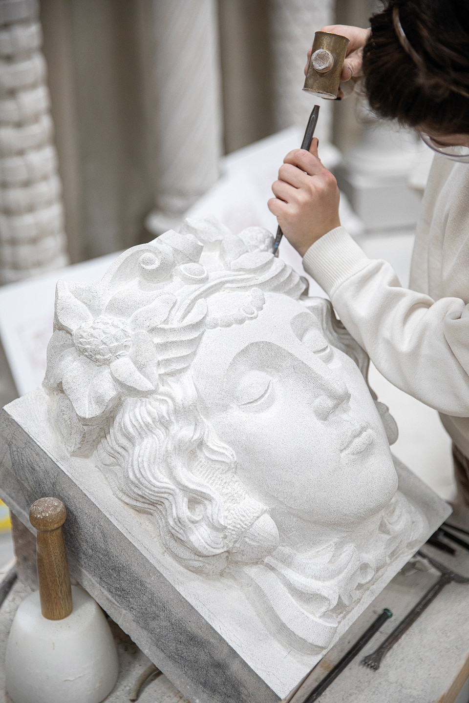 ACBA의 한 학생이 도시 개선 사업을 위한 주춧돌 작업을 하고 있다. (사진: ACBA 제공)