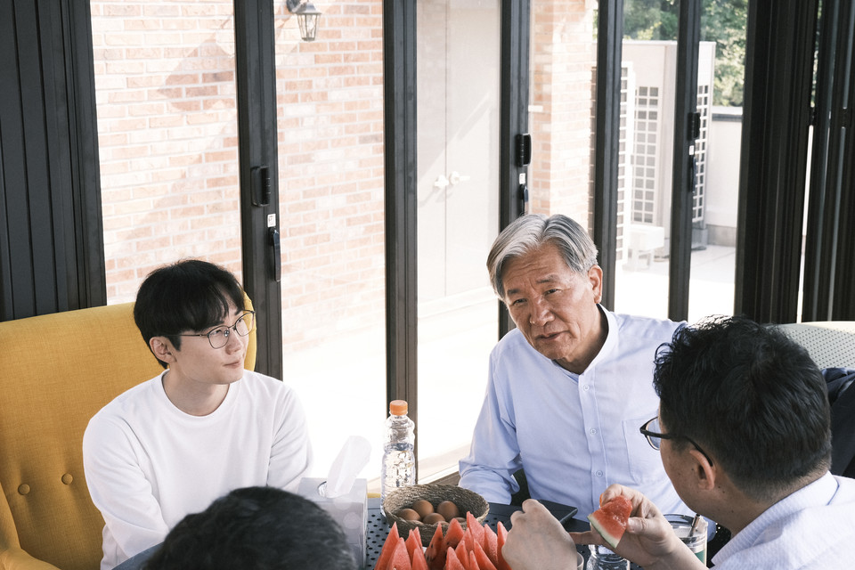 차에녹 인턴기자와 강경민 목사가 교인들과 대화를 나누고 있다. ⓒ복음과상황 정민호