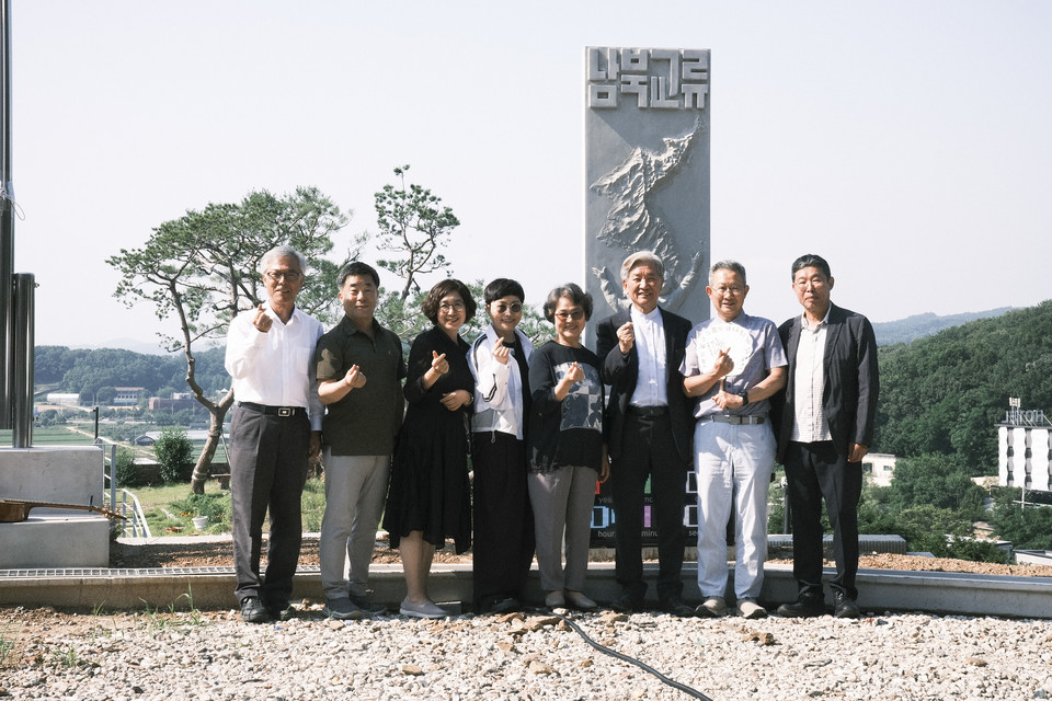 분단 시계 앞에서 임진강언덕교회 교인들. ⓒ복음과상황 정민호