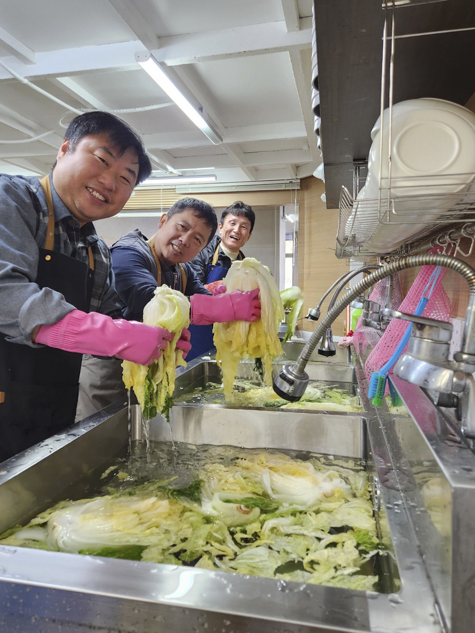 ‘음식 클래스’에서 정 대표가 더하다 회원들과 함께 배추를 씻고 있다.